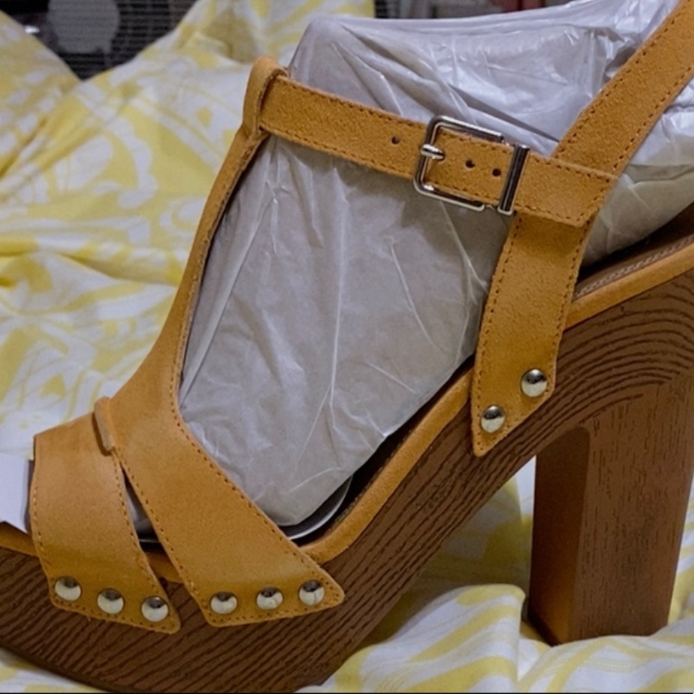 10M beautiful platform sandals . Never worn . Gianni bini